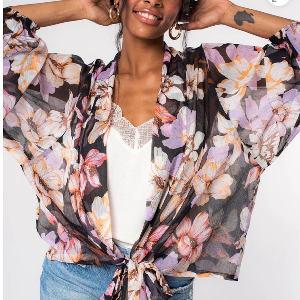 Lovestitch Lorina Tie Front Top. Size large. kimono top-romantic floral print
